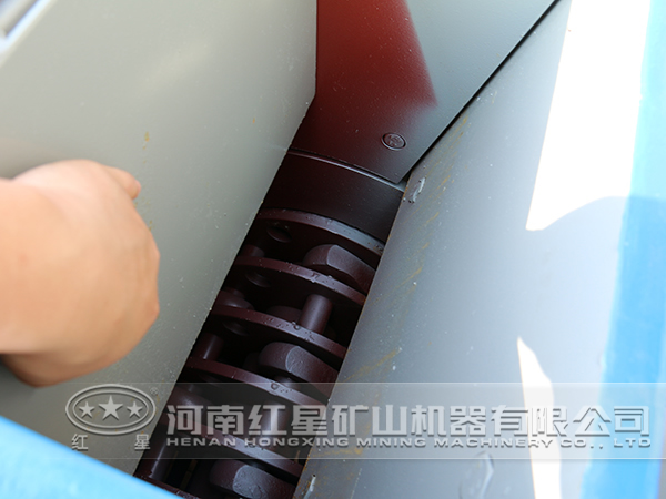 锤式破碎机内部,锤头